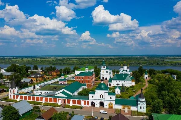 ロシア・ウラジミール地方のムロム変容修道院の空中ドローンビュー — ストック写真