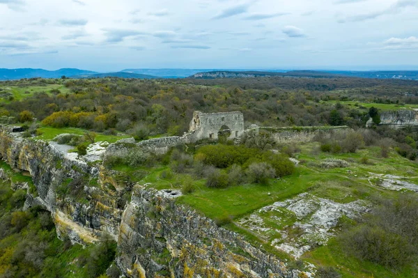 Vista aérea do drone no portão principal da cidade de caverna Mangup-Kale, perto da cidade de Bakhchisarai, Crimeia — Fotografia de Stock