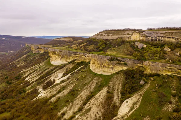 Caverna cidade Bakla, perto da cidade de Bakhchisaray, Crimeia. Vista aérea de drones — Fotografia de Stock