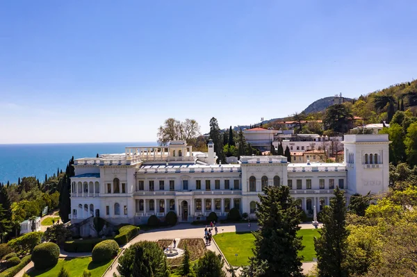 Aerial Drone widok Livadia Palace z pięknym ogrodem krajobrazowym na Krymie — Zdjęcie stockowe