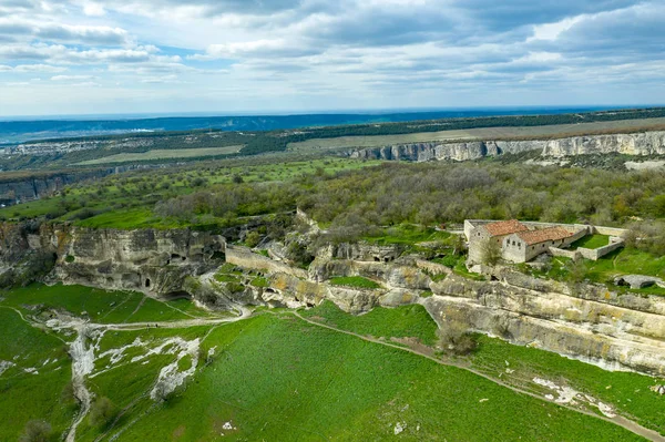 Cueva de la ciudad Chufut-Kale, cerca de la ciudad de Bakhchisaray, Crimea. Vista aérea del dron — Foto de Stock