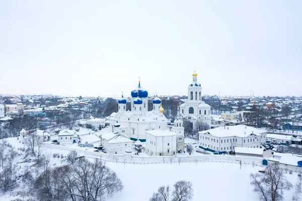 Bogolubovo'daki Kutsal Bogolubsky Kadın Manastırı'nın kış hava görünümü — Stok fotoğraf