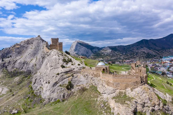 Sudak, Kırım'daki Ceneviz kalesinin panoramik havadan görünümü. — Stok fotoğraf