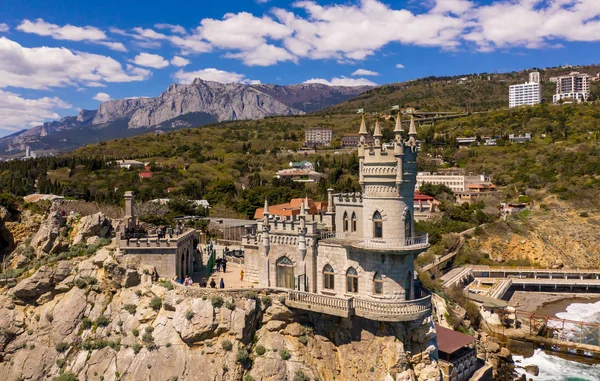 Castillo Nido de golondrina en una roca en el Mar Negro, Crimea. Castillo se encuentra en la zona urbana de Gaspra, Yalta. Vista aérea del dron — Foto de Stock