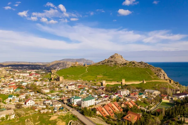 Panoramatický pohled na město Sudak a Janovské pevnost, Krym. — Stock fotografie