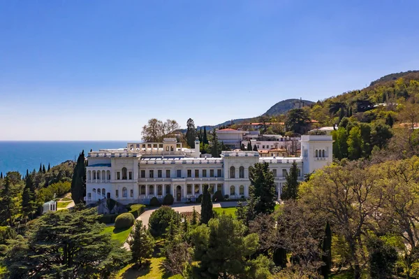 Aereo drone colpo di Livadia Palace con un bellissimo giardino paesaggistico in Crimea — Foto Stock