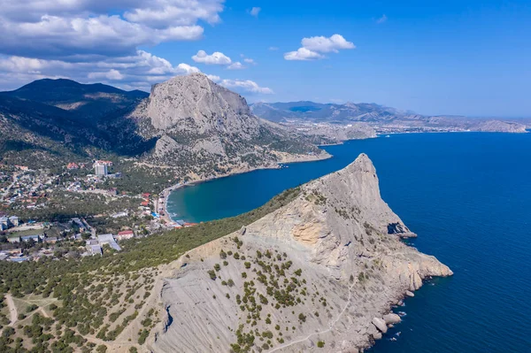 Vista panoramica verso la baia verde di Novy Svet (Nuovo Mondo), Falco di montagna, Capo Kapchik, sentiero turistico Golitsyn e la grotta di Chaliapin. Aereo drone colpo — Foto Stock