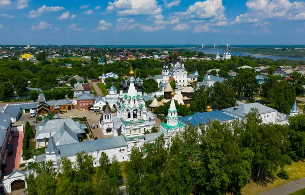 ロシア、ムロムの聖トリニティ修道院。冬の空中ドローンショット — ストック写真