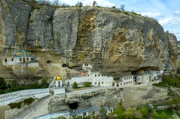 Aerial drone shot of Bakhchisaray Cave Monastery, también conocido como Monasterio de la Asunción de las Cuevas — Foto de Stock