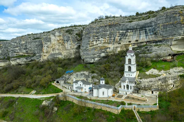 Повітряний безпілотний постріл з Бахчисарайського Печерного монастиря, також відомий як Успенський монастир печер — стокове фото