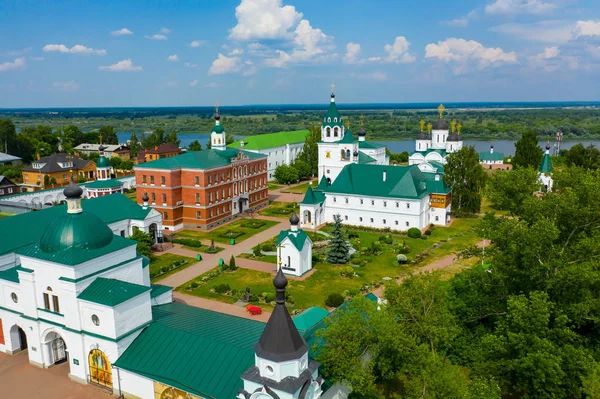 Rusya Vladimir bölgesi Ninrom'daki Transfiguration Manastırı'nın havadan drone atışı — Stok fotoğraf