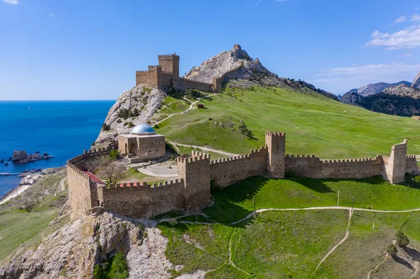 Vue aérienne panoramique de la forteresse génoise de Sudak, en Crimée . — Photo