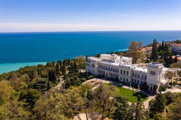 Aerial Drone skott av Livadia palats med en vacker anlagd trädgård i Krim — Stockfoto