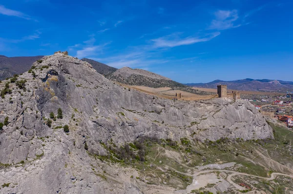 Fotografia aérea panorâmica da fortaleza genovesa em Sudak, Crimeia — Fotografia de Stock