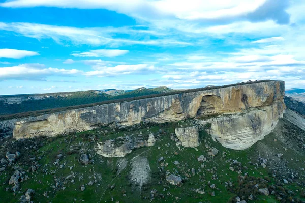 Vliegende drone boven de grot stad Kachi Kalion, in de buurt van de stad Bakhchisaray, de Krim — Stockfoto
