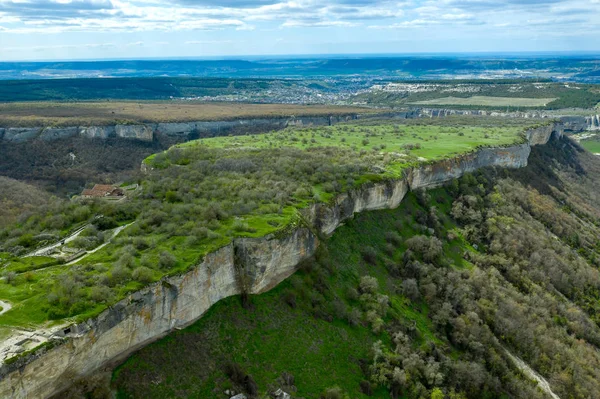 Drone volante sopra la città grotta Chufut-Kale, vicino alla città di Bakhchisaray, Crimea Immagini Stock Royalty Free