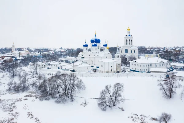 Bogolubovo'daki Kutsal Bogolubsky Kadın Manastırı'nın kışlık drone çekimi — Stok fotoğraf