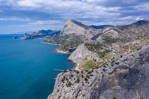 Панорамный вид на Зеленую бухту Нового Света с вершины горы Коба-Кайя, Судакская область, Крым. Воздушный беспилотник — стоковое фото