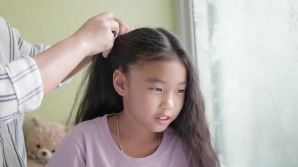 Mãe Asiática Fazendo Cabelo Filha — Vídeo de Stock