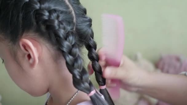 妈妈在女儿的头发上做辫子 — 图库视频影像