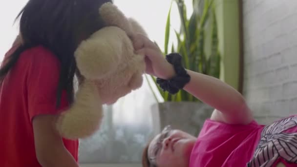 Bra Minnen Asiatisk Mamma Leker Med Sin Dotter Vardagsrummet — Stockvideo
