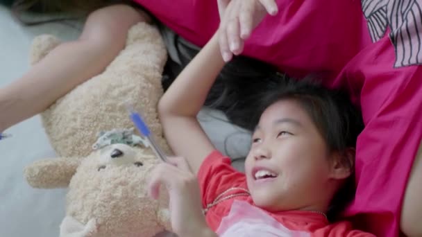 Boa Memória Mãe Asiática Está Brincando Com Sua Filha Sala — Vídeo de Stock