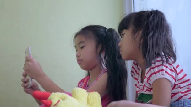 Duas Meninas Usando Telefone Inteligente Casa — Vídeo de Stock