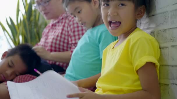 Mãe Asiática Brincando Com Crianças Chão Sala Estar — Vídeo de Stock