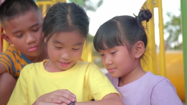 Děti Používají Chytré Hodinky Hřišti — Stock video