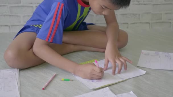 Азиатский Мальчик Рисует Карандаш Листе Бумаги Ежедневная Видеосъемка Образа Жизни — стоковое видео