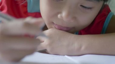 Not defterine yazan kız..