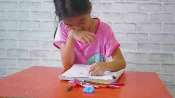 Asiatique Enfants Fille Dessiner Image Dans Salon Maison Daily Lifestyle — Video