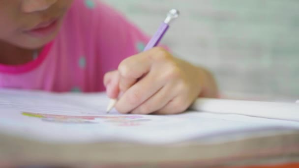 Κοντινό Πλάνο Ασιατικό Κορίτσι Παιδιά Γράφοντας Κάτω Ένα Σημειωματάριο Καθημερινή — Αρχείο Βίντεο