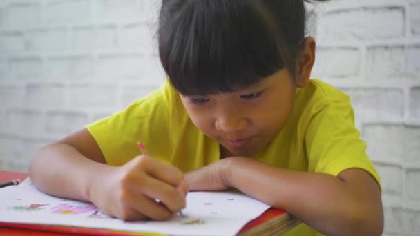 Close Asiático Crianças Menina Escrevendo Para Baixo Notebook Estilo Vida — Vídeo de Stock