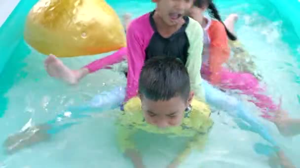 Niños Jugando Piscina Inflable — Vídeo de stock