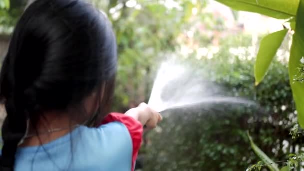 Close Jong Meisje Hand Water Geven Met Boom Tuin Huis — Stockvideo