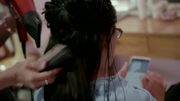 Aziatische Vrouw Typt Telefoon Terwijl Kapper Kleurstof Haar Haar — Stockvideo