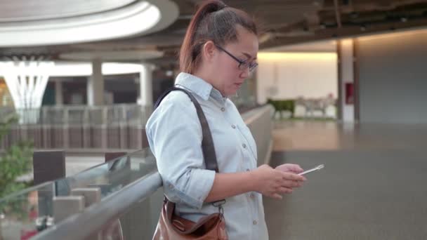 Chica Asiática Usando Mensajero Mensajes Teléfono Inteligente Centro Comercial — Vídeo de stock