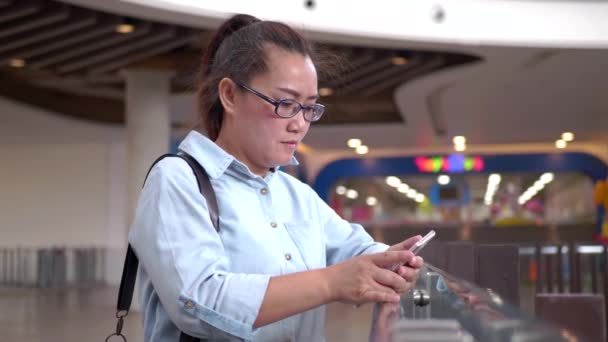 Wanita Asia Mengobrol Dengan Smartphone — Stok Video