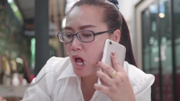 Asiatico Donna Utilizzando Smartphone Mangiare — Video Stock