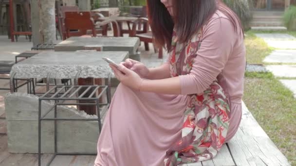 Asiatisk Kvinna Som Använder Sociala Medier Parken — Stockvideo