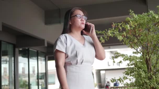 Asiatique Femme Affaires Debout Dans Son Bureau Utilisant Téléphone — Video
