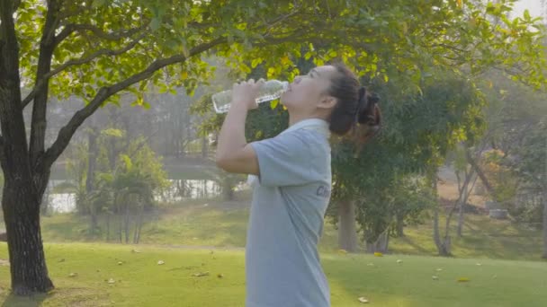 Fitness Asian Woman Drinking Water Bottle Running Exercise City Park — Stock Video
