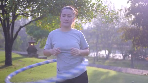 Aziatische Vrouw Oefening Hoelahoep Met Zonnevlam Dagelijkse Lifestyle Videografie — Stockvideo