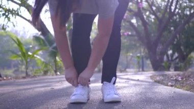 Genç sporcu kadın parkta koşuyor..