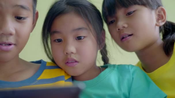 Ασιατικά Παιδιά Χρησιμοποιούν Έξυπνο Τηλέφωνο Στο Σπίτι — Αρχείο Βίντεο