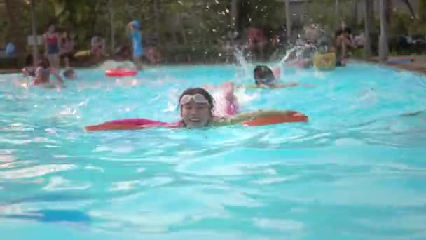 在学习游泳的游泳池类儿童快乐的孩子组 — 图库视频影像