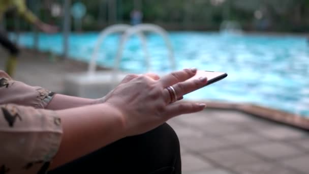 Glückliche Smartphone Frau Entspannt Sich Swimmingpool — Stockvideo