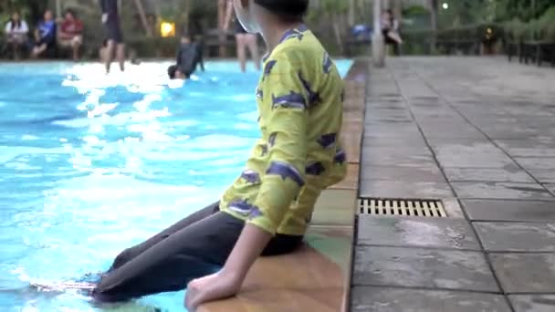 Asiático Crianças Menino Sentar Lado Uma Piscina — Vídeo de Stock