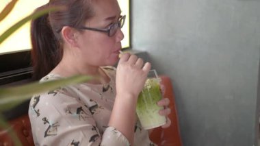 Asyalı kadın kahve ile.